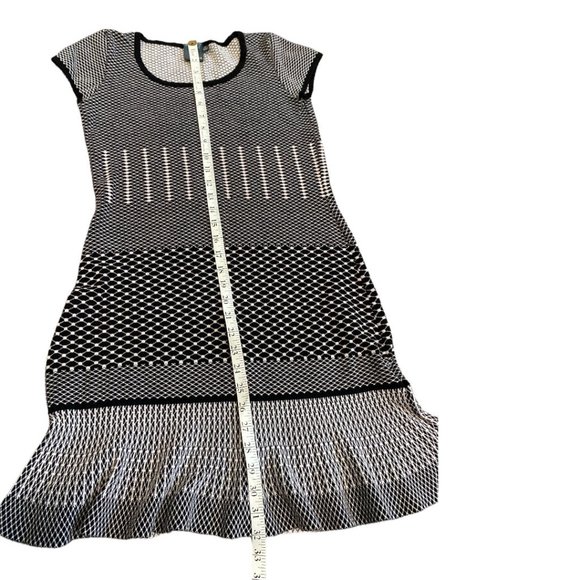 GABBY SKYE Knit Dress Sz M Fun Design Flirty Hem Stretchy - Picture 10 of 14